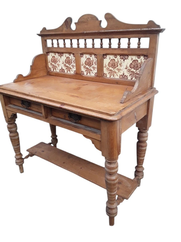 Victorian Washstand with Tiled Gallery – England, Late 19th Century